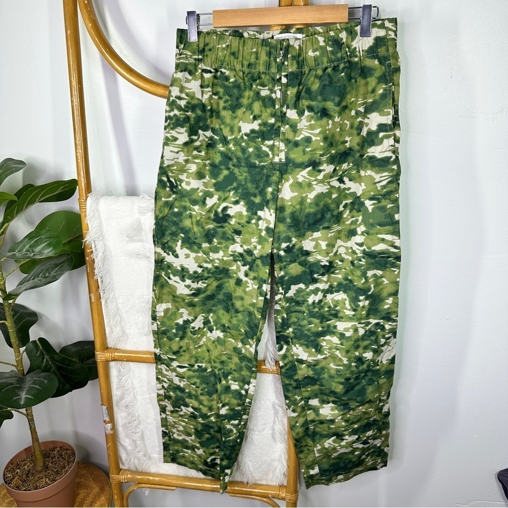 Urban Outfitters Green Camo Cropped Pants sz M
